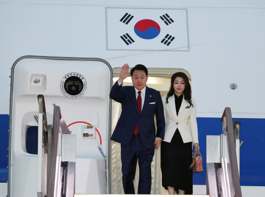 인도네시아 아세안(ASEAN)·인도 주요 20개국(G20) 정상회의 일정을 마친 윤석열 대통령과 부인 김건희 여사가 11일 오전 성남 서울공항을 통해 귀국, 전용기인 공군 1호기에서 내리며 영접객들에게 손을 들어 인사하고 있다.연합뉴스